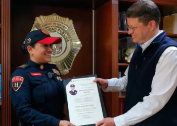 Recompensa SSC a mujer policía por salvar la vida de dos niñas en el Metro