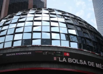 Empleado de la Bolsa Mexicana de Valores cae de una altura de 20 metros