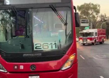 Tres heridos tras chocar Metrobús contra un carro en la estación Río de Guadalupe