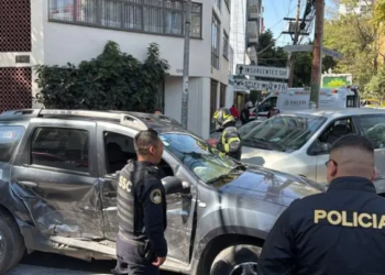 Atienden volcadura en colonia Acacias, Benito Juárez; se reportan heridos