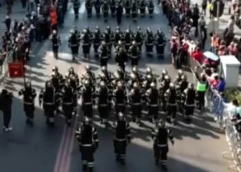 Bomberos desfilan en CDMX por sus 169 años de servicio