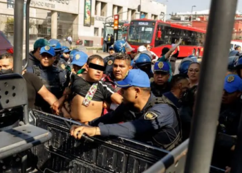 Golpes entre policías y ambulantes en Alameda Central