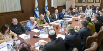 Israel aprueba alto el fuego e intercambio de rehenes por presos con Hamás