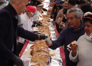 Clara Brugada parte la Rosca de Reyes en el Zócalo y regala libros a niños