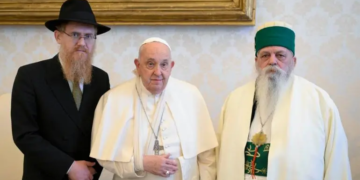 Papa Francisco sufre caída y le inmovilizan brazo derecho