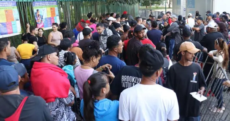 Peticiones de asilo en México caen casi a la mitad en 2024