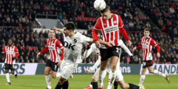 Doblete de Til lidera remontada del PSV ante NAC Breda y consolida el liderato