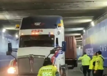 Tráiler queda atorado en bajo puente de Chapultepec