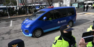 El expresidente surcoreano Yoon acude a declarar en el juicio que decidirá si se extiende su arresto