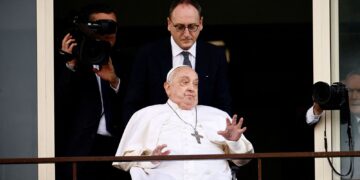 Papa Francisco abandona el hospital y reaparece en público; “Gracias a todos”