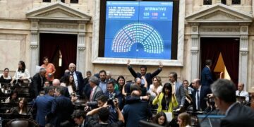 Argentina busca acuerdo con FMI por 20 mmdd; descartan devaluación