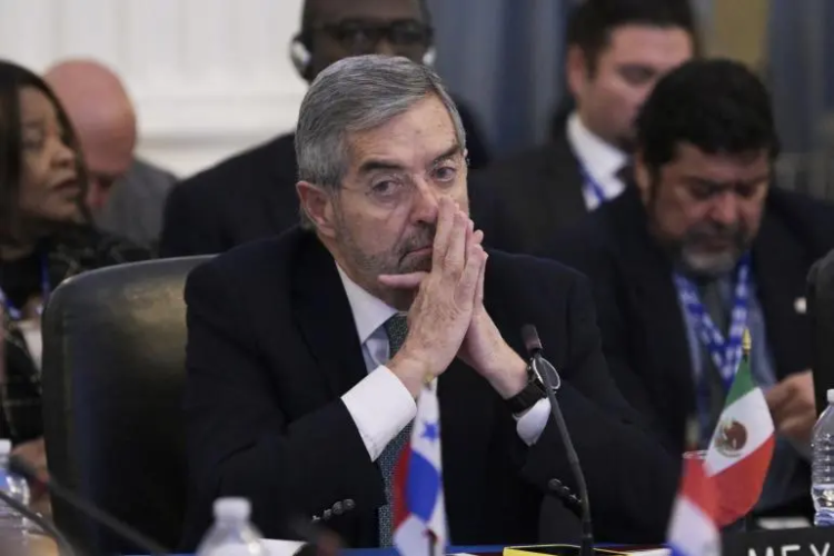 México dialoga por teléfono con Landau de seguridad, migración y comercio