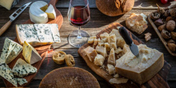 Trilogía de sabores: pan, queso y vino