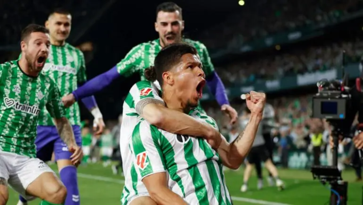 Betis doblega al Sevilla en el clásico y suma seis triunfos consecutivos