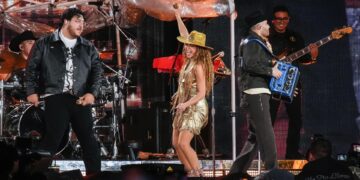 SHAKIRA INVITÓ A GRUPO FRONTERA PARA CANTAR ENTRE PARÉNTESIS EN SU CUARTO SHOW EN EL ESTADIO GNP SEGUROS