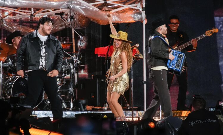 SHAKIRA INVITÓ A GRUPO FRONTERA PARA CANTAR ENTRE PARÉNTESIS EN SU CUARTO SHOW EN EL ESTADIO GNP SEGUROS