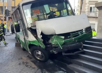 Microbús se impacta contra escaleras del Congreso de la Ciudad de México
