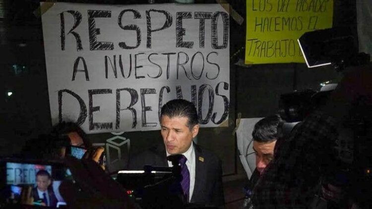 Inai promete finiquito a trabajadores tras protesta y bloqueo