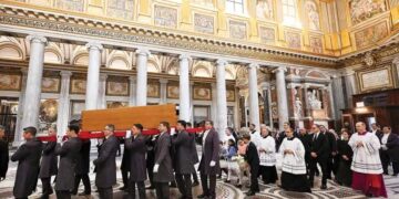 El gran público descubre la tumba de Francisco a la espera del cónclave