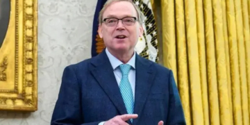 Más de 50 países hablan con EU para negociar aranceles, dice asesor de Trump