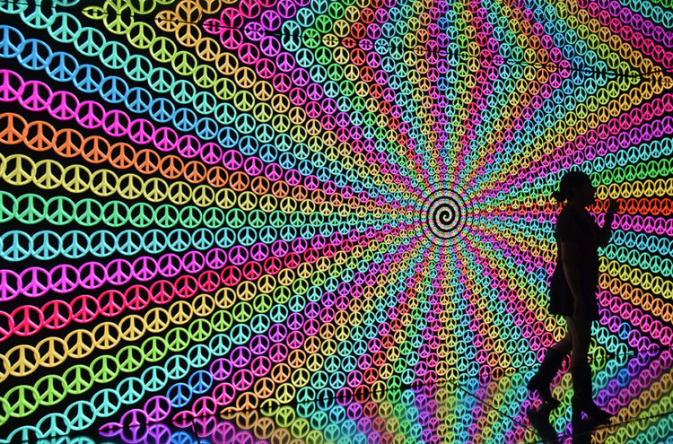 Party Across Time, Experiencia Inmersiva que Conecta la Música y la Fiesta de Distintas Épocas