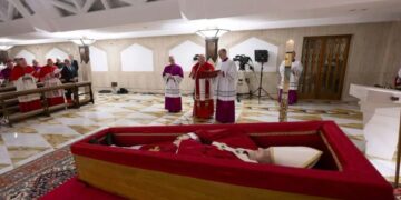 El príncipe William asistirá al funeral del Papa Francisco en lugar del rey Carlos