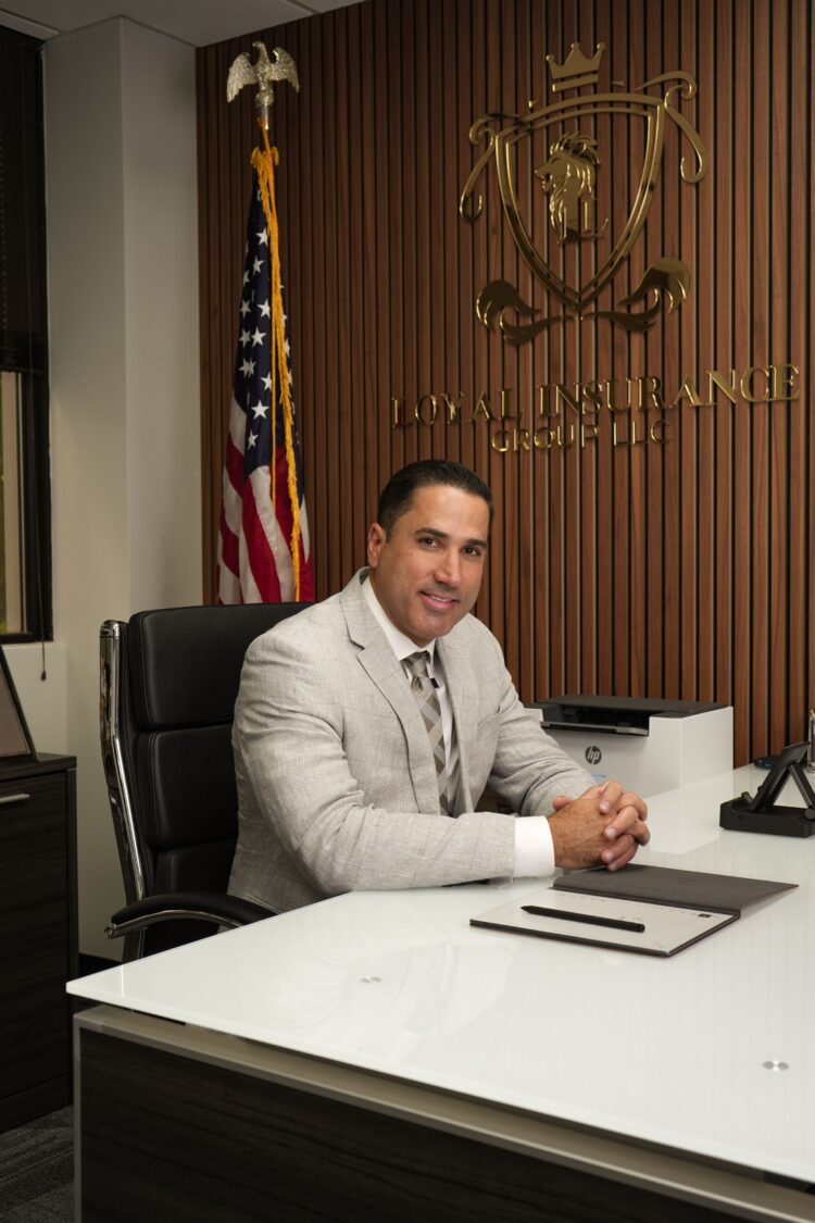 Johan González ‘De Empleado a Empresario’, un libro que busca transformar la carrera de los agentes de seguros latinos