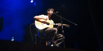 JAVI ROBLES DEJA HUELLA EN MÉXICO CON SU MÚSICA INDIE-FOLK: UNA GIRA ENTRE LA INTIMIDAD Y LA OVACIÓN