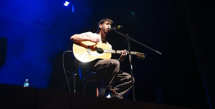 JAVI ROBLES DEJA HUELLA EN MÉXICO CON SU MÚSICA INDIE-FOLK: UNA GIRA ENTRE LA INTIMIDAD Y LA OVACIÓN