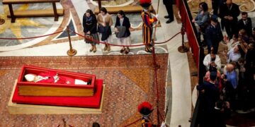 Los fieles comienzan a dar el último adiós al papa Francisco