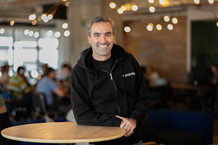 De la banca tradicional a emprendedor: la historia del exbanquero que creó una ﬁntech para modernizar la experiencia de cobro