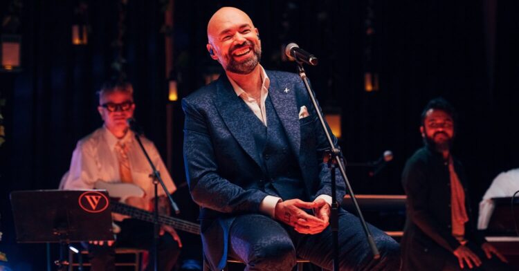 SANTIAGO CRUZ PRESENTA «6:00 A.M. (VERSIÓN 2025)» Y ANUNCIA GIRA «QUINCE DE CAMINOS» EN MÉXICO