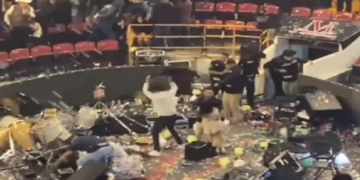 Luis R. Conriquez es abucheado y corrido del Palenque de Texcoco por no cantar corridos