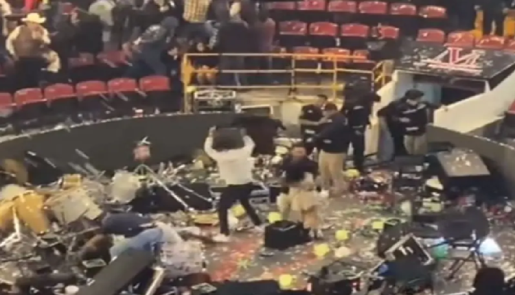 Luis R. Conriquez es abucheado y corrido del Palenque de Texcoco por no cantar corridos