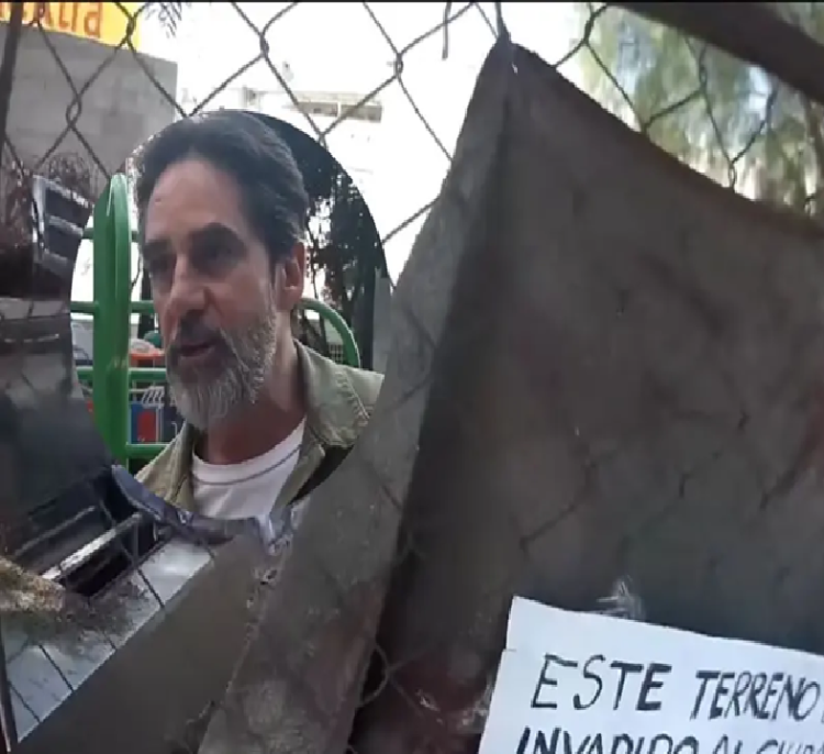 ¡Como a Doña Carlota! Invaden terreno de Arturo Hernández, de ‘Los Supercívicos’ en Edomex