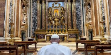 El papa Francisco quiere dar la bendición de inicio de Pascua, aunque no oficiará la misa del Domingo de Resurrección, informa el Vaticano