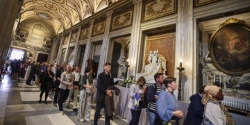 Miles de personas visitan la tumba del Papa Francisco en las primeras horas de apertura al público
