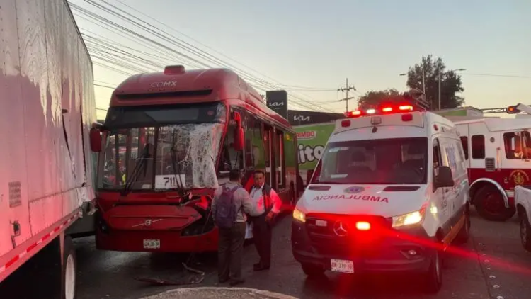Choca tráiler contra Metrobús en Lindavista Vallejo con saldo de 11 lesionados