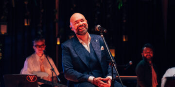 SANTIAGO CRUZ ESTRENA “TODOS TENEMOS CICATRICES”, UNA CANCIÓN INÉDITA QUE HABLA DE LA ACEPTACIÓN, LA FRAGILIDAD Y LA RECONSTRUCCIÓN EMOCIONAL