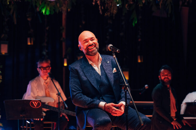 SANTIAGO CRUZ ESTRENA “TODOS TENEMOS CICATRICES”, UNA CANCIÓN INÉDITA QUE HABLA DE LA ACEPTACIÓN, LA FRAGILIDAD Y LA RECONSTRUCCIÓN EMOCIONAL