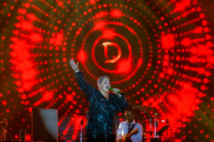 FESTEJAN 100 MIL PERSONAS EL DÍA DE LAS MADRES CON CONCIERTO DE LUPITA D’ALESSIO EN EL ZÓCALO