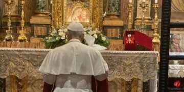 Papa León XIV visita la tumba de Francisco en basílica de Roma