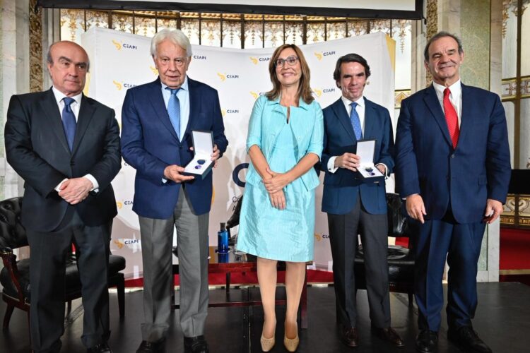 CEAPI genera homenaje a Felipe González y José María Aznar