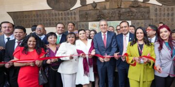 Inaugura Pepe Chedraui exposición de la Ciudad de Puebla en San Lázaro