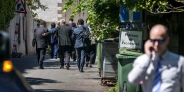 Funcionarios de EE. UU. y China negocian en Suiza; buscan bajar la tensión a la guerra comercial