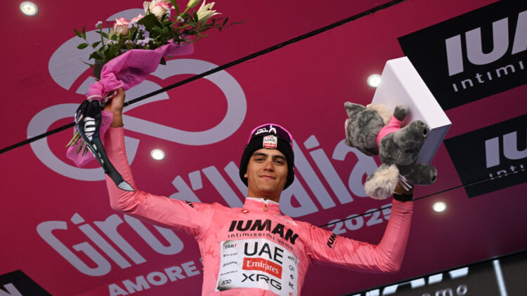 Isaac del Toro se sube al podio y está a dos etapas de coronarse en el Giro de Italia 2025… ¡a un paso del campeonato!