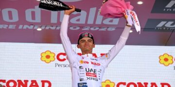 Isaac del Toro pierde la Maglia Rosa, pero hace historia en el Giro de Italia 2025