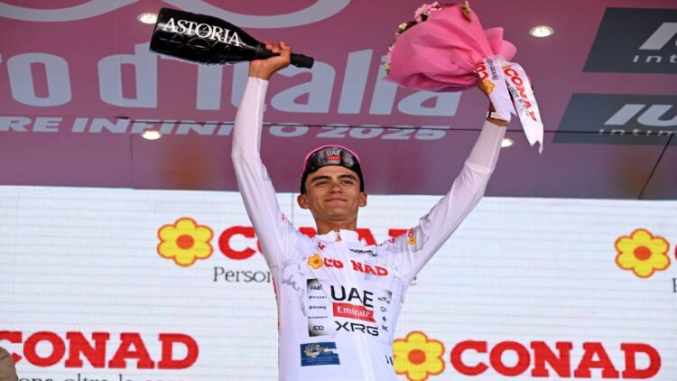 Isaac del Toro pierde la Maglia Rosa, pero hace historia en el Giro de Italia 2025