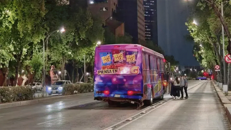 Motociclista se estrella contra ‘party bus’ en Paseo de la Reforma