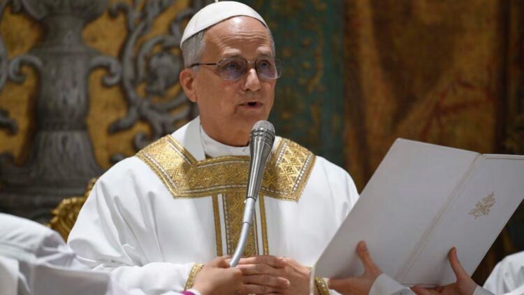 Ante cardenales, en la Capilla Sixtina, celebra León XIV su primera misa como Papa